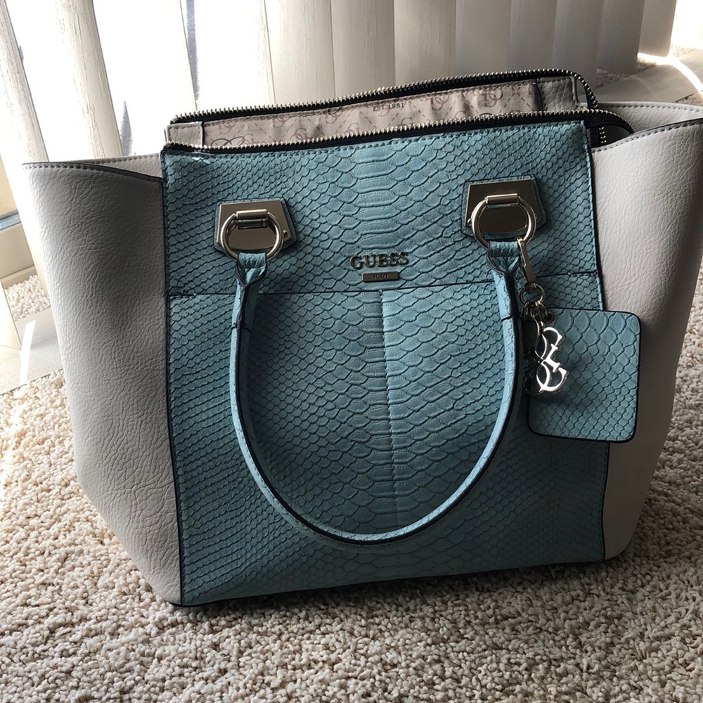 Guess tote